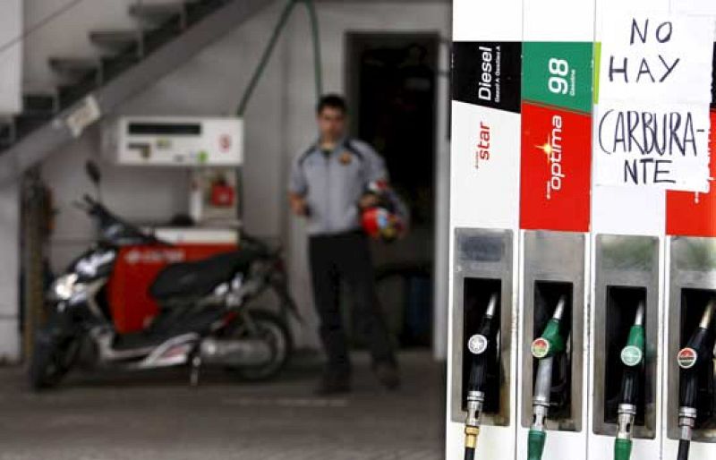 Los primeros efectos del paro se han dejado sentir en la distribución de carburantes. Más del 40% de las gasolineras de Cataluña y el 15% de las de Madrid se han quedado ya sin combustible (09/06/08). 