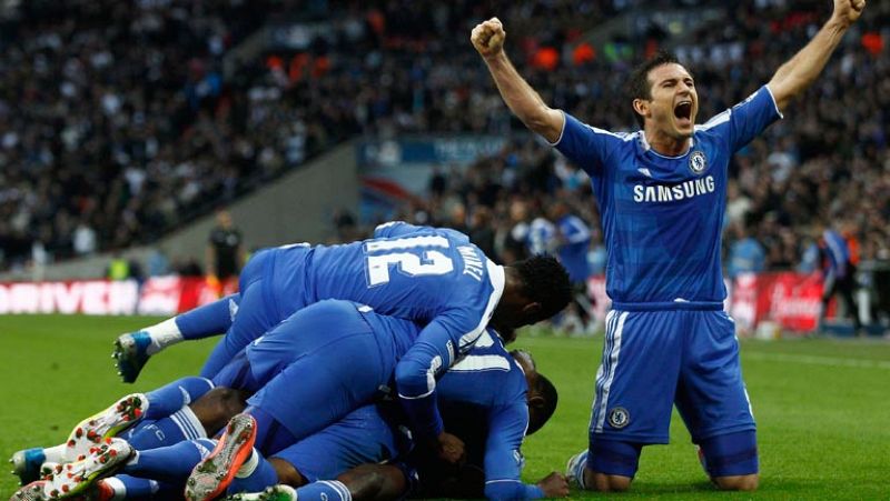 El FC Barcelona pone rumbo a Londres para enfrentarse al Chelsea en semifinales de la Champions. Los ingleses han reforzado la moral con su clasificación para la final de Copa tras eliminar al Tottenham.