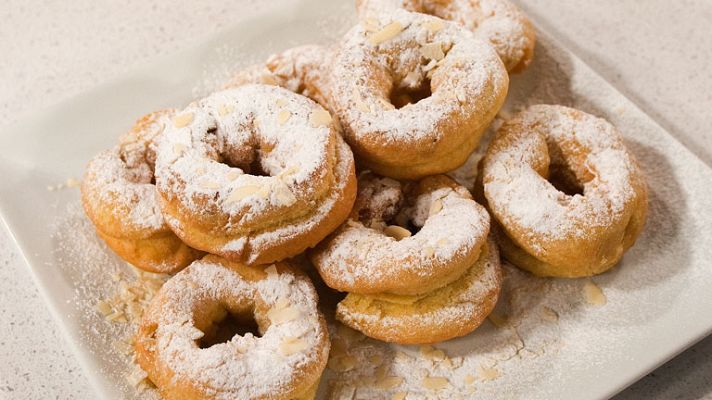 Rosquillas con frutas escarchadas y