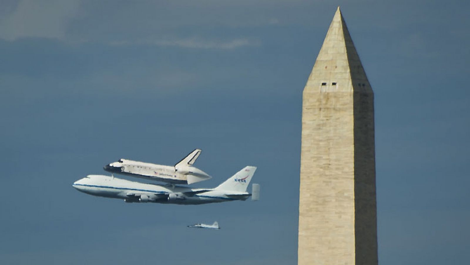 El transbordador Discovery surca el cielo por última vez sobre un avión de la NASA que le lleva a los hangares del Museo Nacional del Aire y el Espacio para cumplir su nueva misión: Educar e inspirar a las nuevas generaciones.