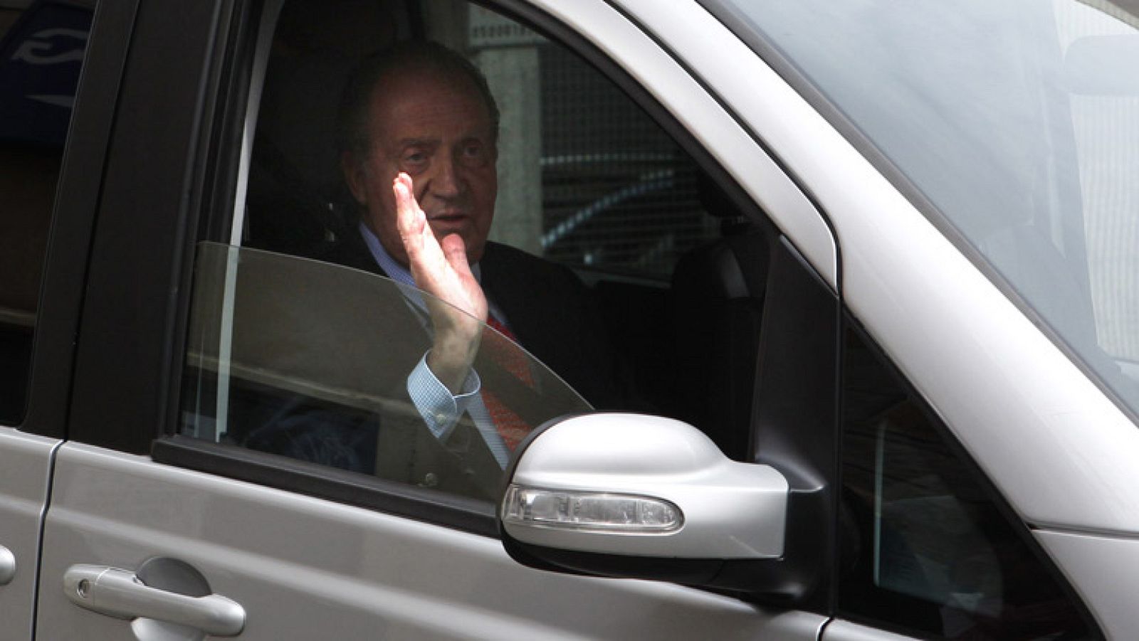 El rey sale del hospital tras recibir el alta | Ver