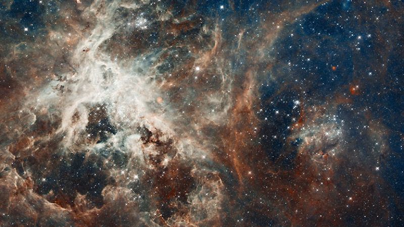 El telescopio espacial Hubble cumple este 24 de abril 20 años en órbita. Para celebrarlo ha publicado una nueva imagen del corazón de la Nebulosa de la Tarántula, donde millones de estrellas brillan en esta enorme 'guardería' estelar.