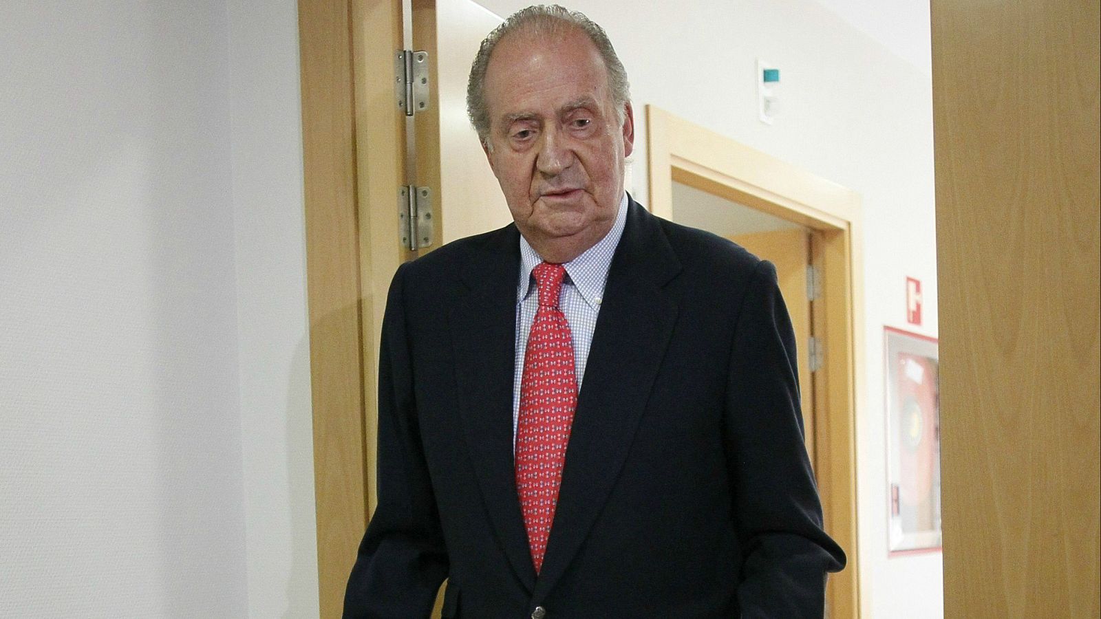 Poco  antes de abandonar el hospital en el que ha estado ingresado y después de la polémica creada por su viaje para cazar en  Botsuana, escuchábamos al Rey pedir disculpas a los ciudadanos por su viaje a África y ha agradecido el trato a los profesionales que le han atendido en el hospital madrileño. 