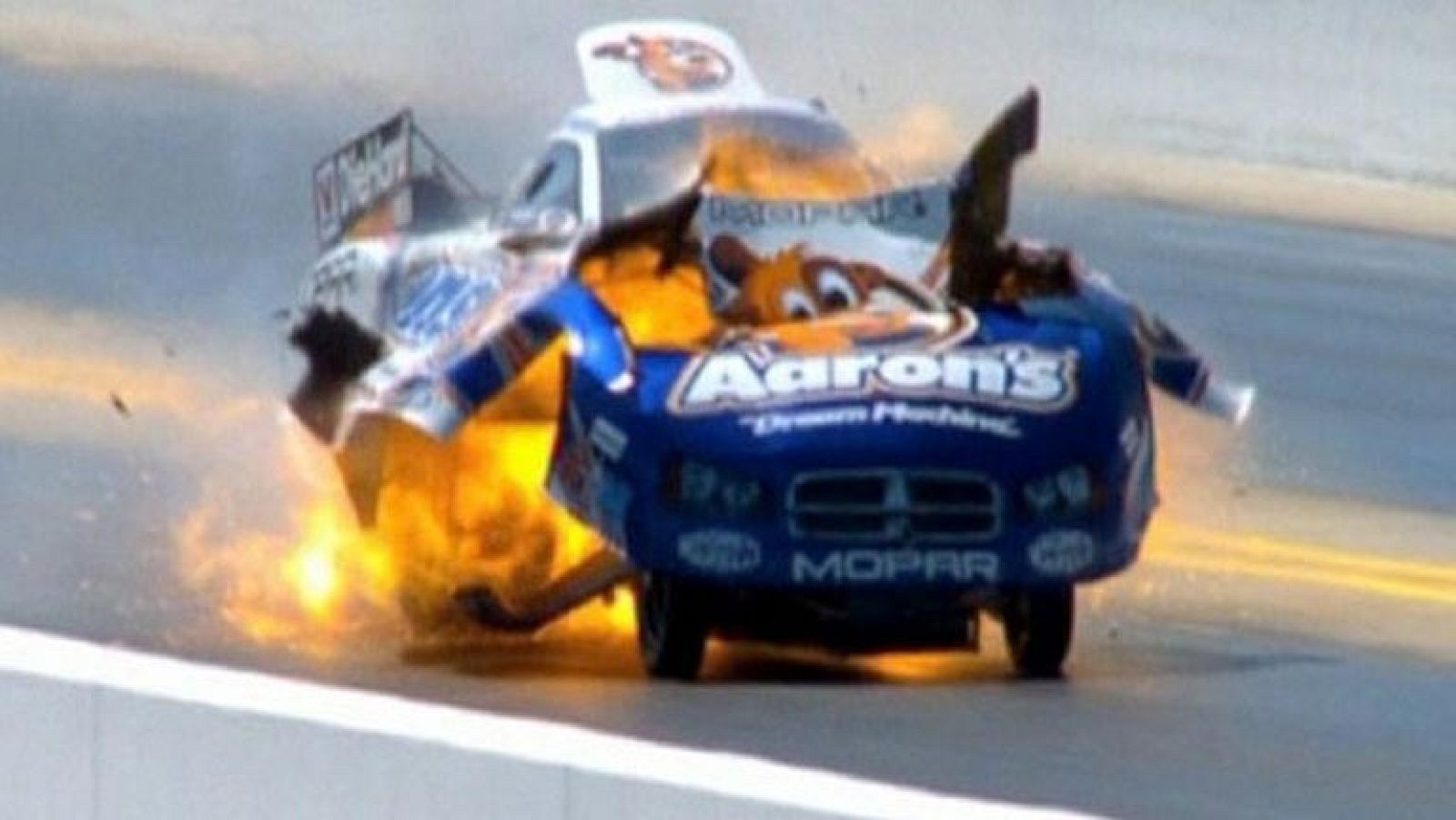 Sale ileso tras explotar su coche en plena carrera | Ver