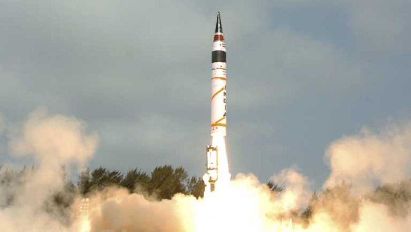 India lanza su primer misil de largo alcance 