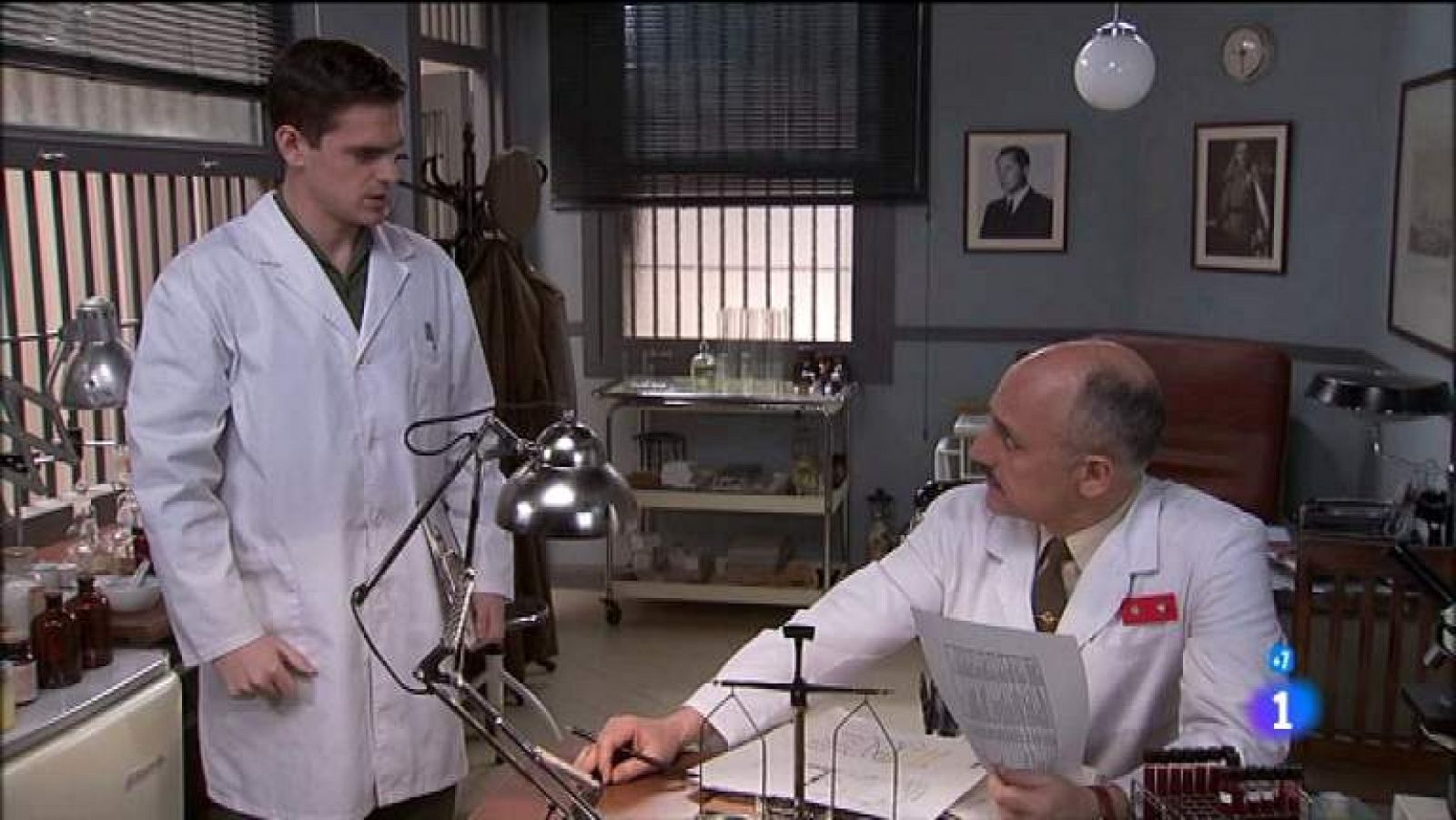 Amar en tiempos revueltos - T7 - Capítulo 158 - Alberto quiere mediar para librar a Miguel de las pruebas médicas - Ver ahora