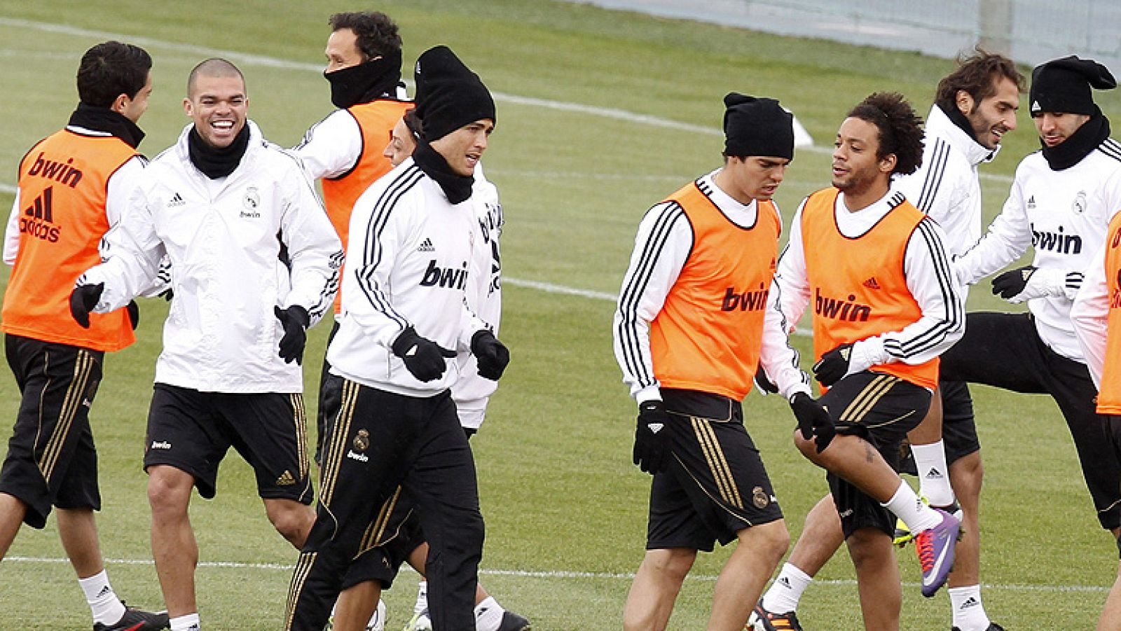 Mourinho, que sigue callado en Liga, tiene donde elegir. En el último entrenamiento antes del clásico, toda la artillería blanca disponible, así que puede decidir sin condicionantes qué Madrid vamos a ver en el Camp Nou. Karanka ha dado pistas.