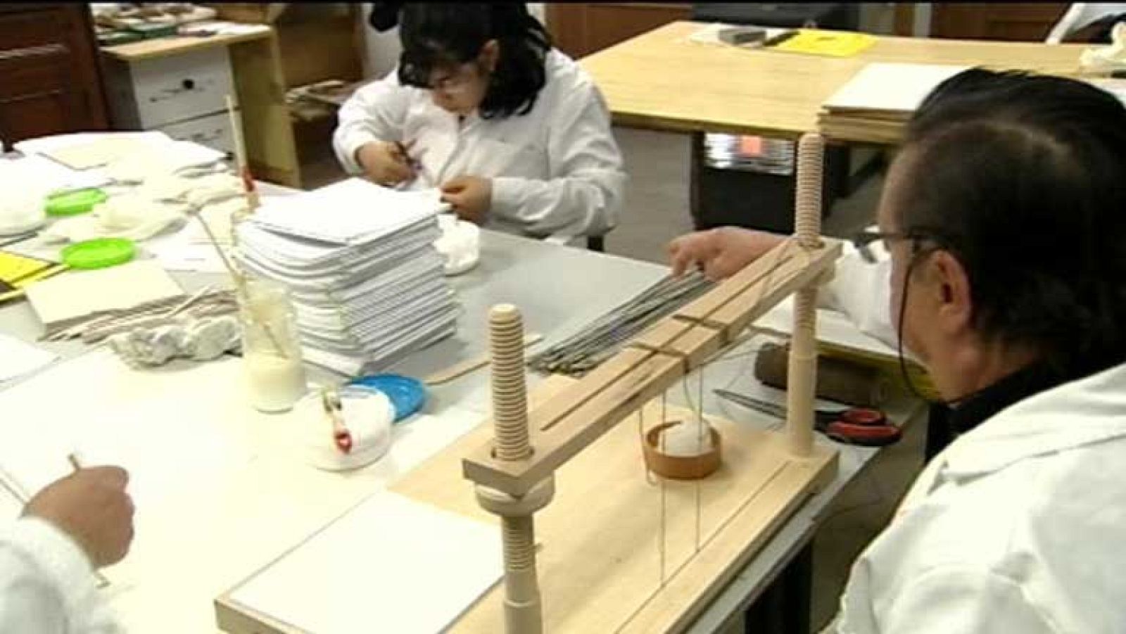 Ocho personas excluidas socialmente escriben y encuadernan sus propios libros 