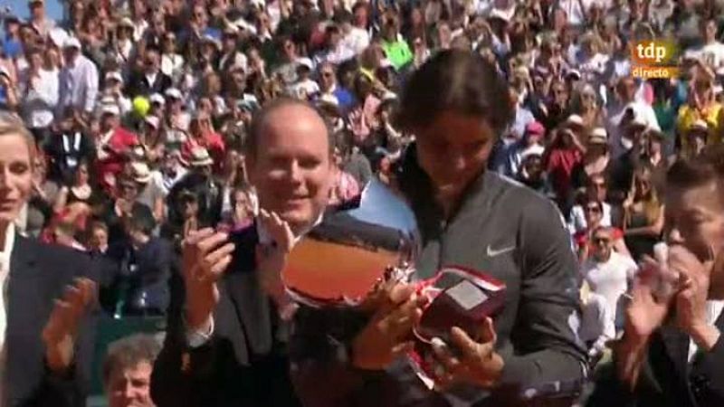 El tenista español recibe el trofeo del Masters 1000 de Montecarlo de manos de Alberto II de Mónaco, después de ganar a Novak Djokovic en la final.