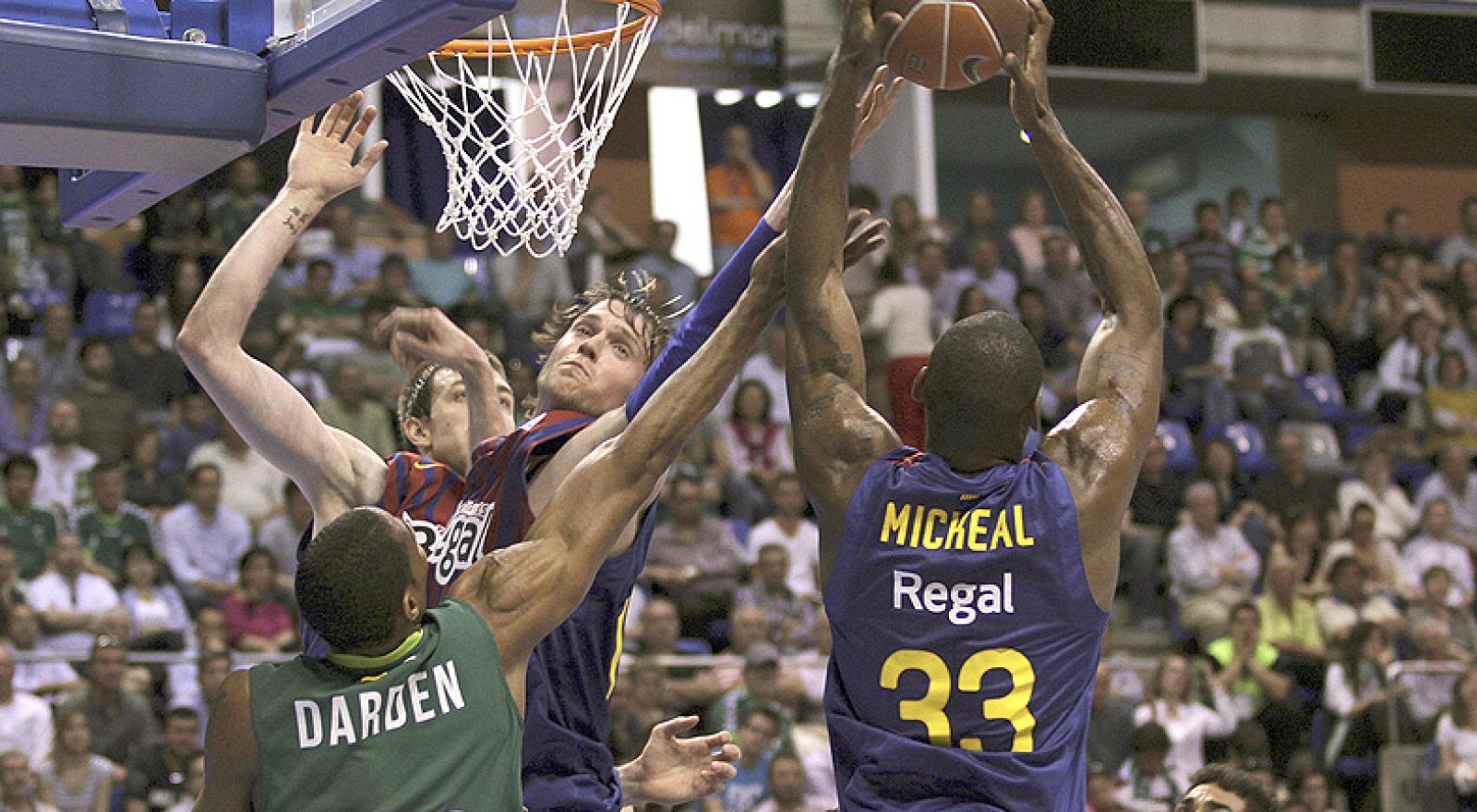 El Barça Regal ha arrasado a Unicaja de Málaga en el Martín Carpena, inciendo en la crisis del equipo malagueño y asentando su liderato en la Liga Endesa.
