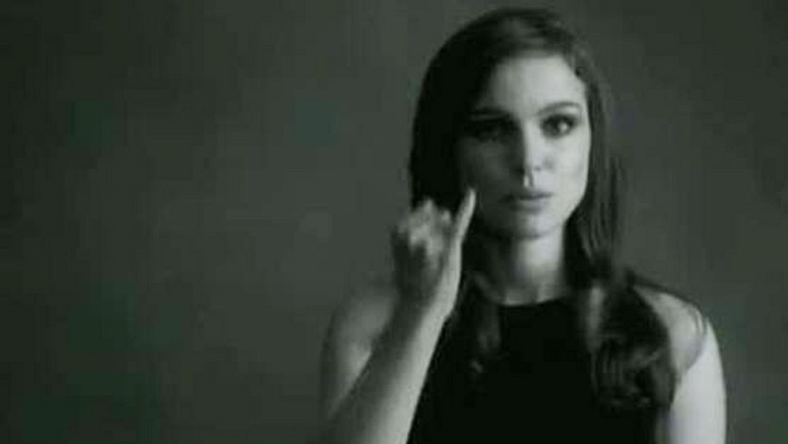 Natalie Portman interpreta lo nuevo de Paul McCartney en lengua de signos - Informativo 24h | Ver