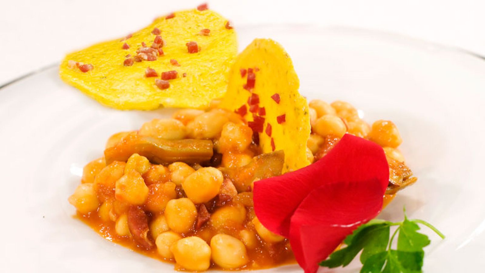Garbanzos en salsa picante con alcachofas y jamón