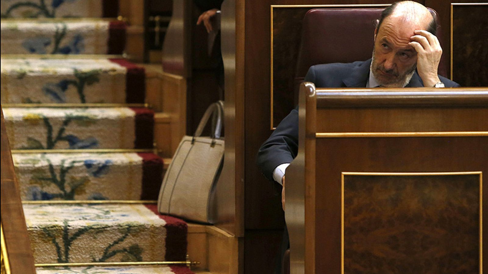 El líder del PSOE, Alfredo Pérez Rubalcaba, considera que el Gobierno de Mariano Rajoy ha aumentado la desconfianza en la economía española con la aprobación de unos Presupuestos Generales del Estado que considera "económicamente ineficaces y socialmente injustos" y con los que no se llegará al objetivo de déficit, a su juicio. Así lo ha dicho en el Congreso de los Diputados, en el marco del debate sobre las cuentas para el proximo año, donde ha criticado al Gobierno por "sembrar más dudas con torpezas y vacilaciones sobre la economía española para justificar sus recortes".