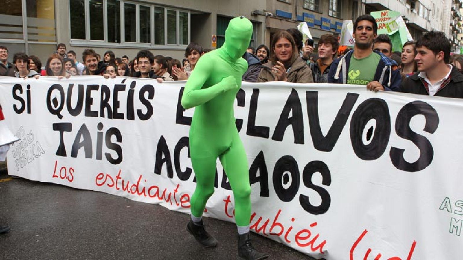 Educación prevé subir las notas para ser becados - Informativo 24h | Ver