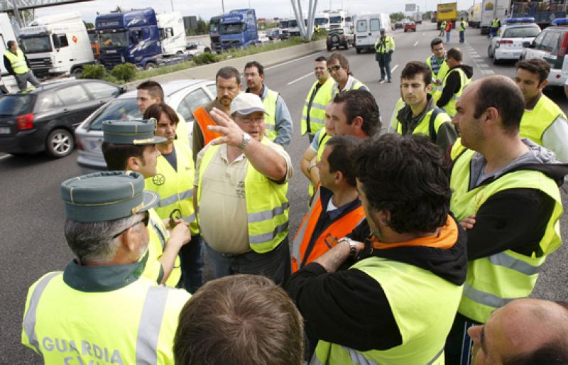 La huelga de transportistas ha provocado un atasco kilométrico en la entradas a Madrid por la carretera de Burgos 