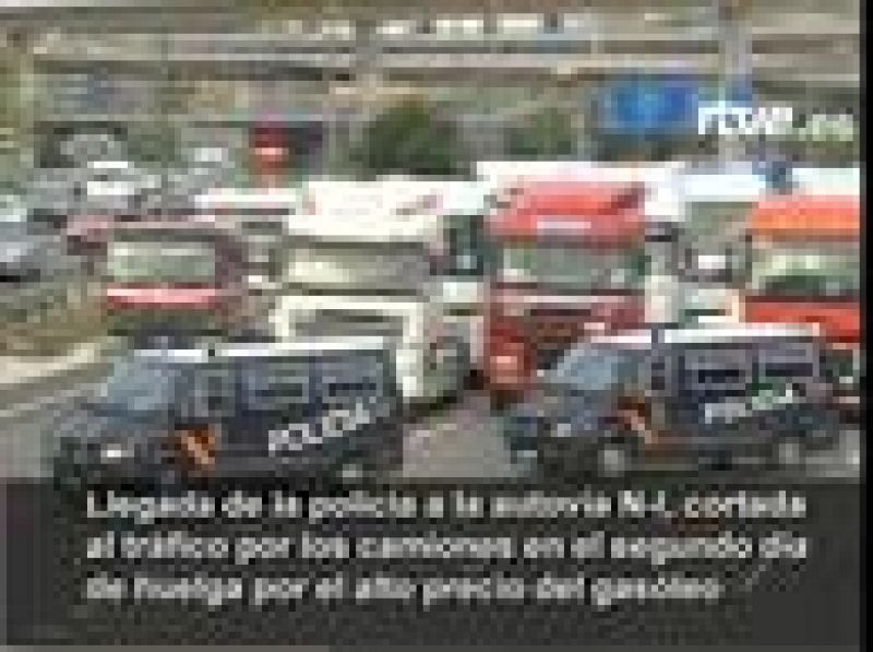La huelga de transportistas ha provocado un atasco kilométrico en la entradas a Madrid por la carretera de Burgos 