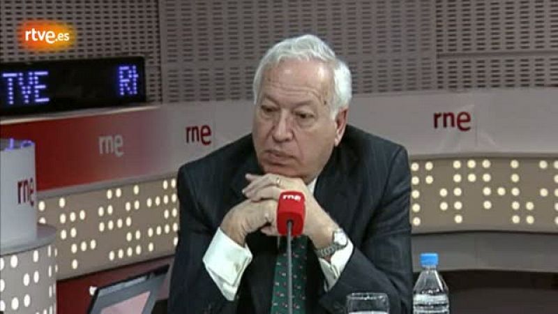 Margallo: "El rey hizo un movimiento con la pierna izquierda y puso cara de dolor"