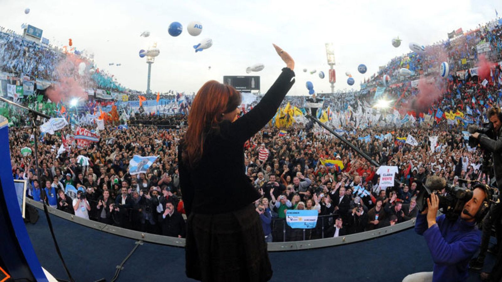 BAÑO DE MASAS EN ARGENTINA PARA CELEBRAR LA EXPROPIACIÓN DE YPF