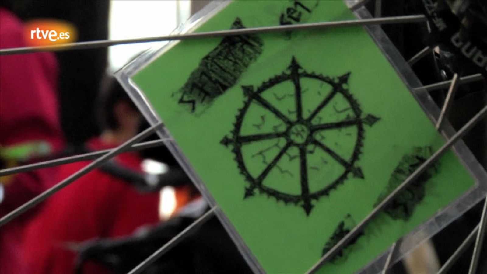 La 'Bici Crítica' es un moviento ciclista que reivindaica el uso de la bcicileta como medio de transporte urbano y su convivencia con el resto de vehículos en la calzada.Los jueves últimos de final de mes, la plaza de Cibeles asiste a la reunión de miles ciclistas anónimos que marchan sin un rumbo fijo por las calles de Madrid para reivindicar su derecho a ir en bici por la ciudad. Gente de todas las edades acuden a estas concentraciones.El movimiento surgió a finales de los años 80 en la ciudad de San Francisco con el mismo fin. En origen, se inspira en la masa crítica de ciclistas que se formaba en China para poder pasar por los cruces.