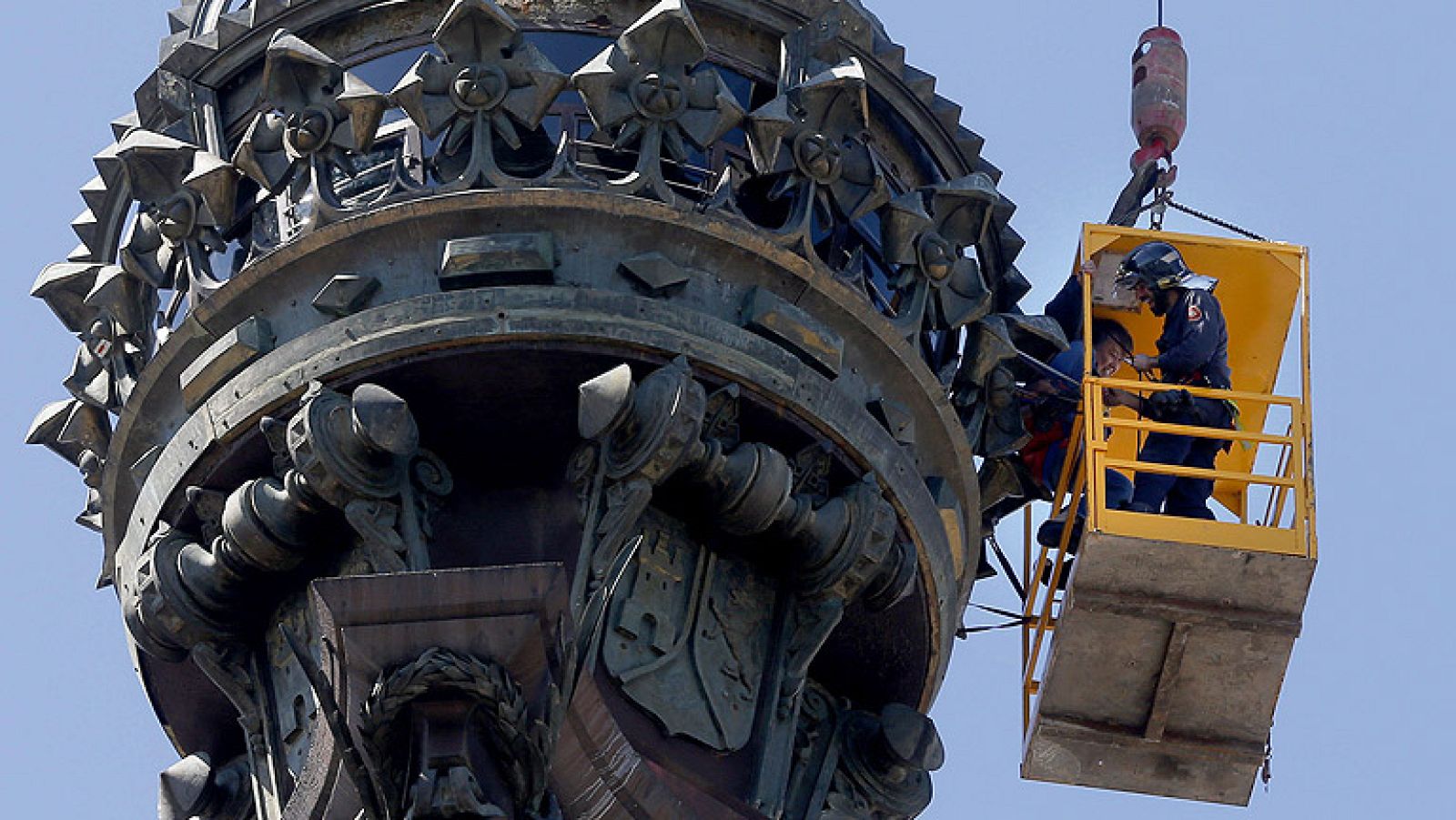 Seis turistas atrapados en el mirador del monumento a Colón en Barcelona