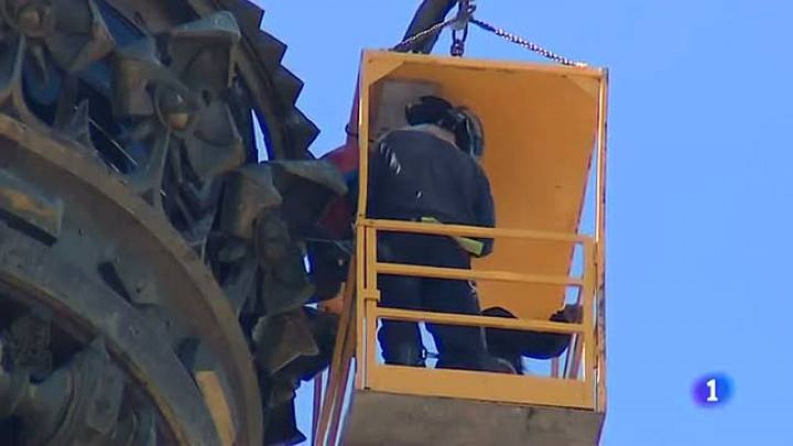Los bomberos rescatan a seis turistas atrapados en la torre de Colón de Barcelona