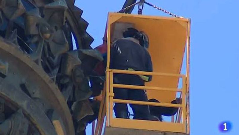Los bomberos rescatan a seis turistas atrapados en la torre de Colón de Barcelona