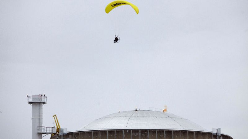 Un militante de Greenpeace aterriza en parapente en una central nuclear francesa 