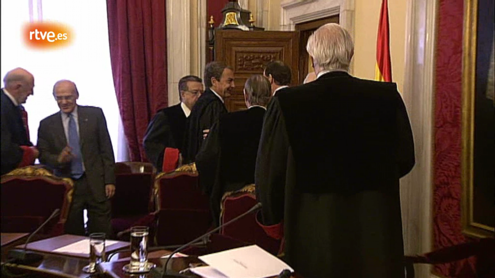 Rajoy y Zapatero se saludan en el Consejo de Estado. Ambos han asistido a la toma de posesión de José María Romay Beccaría como nuevo presidente del Consejo de Estado. 