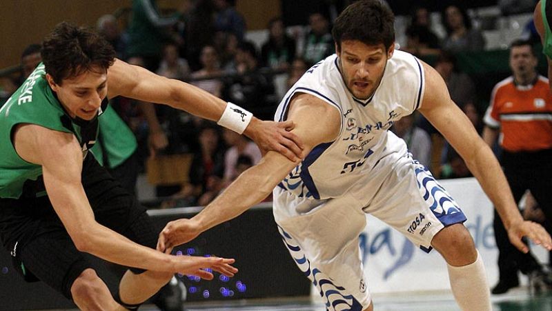 El Fiatc Joventut derrotó (74-63) y le arrebató el 'basket average' al Lucentum Alicante por lo que ambos equipos mantendrán hasta la última jornada sus opciones de estar en la fase final por el título.