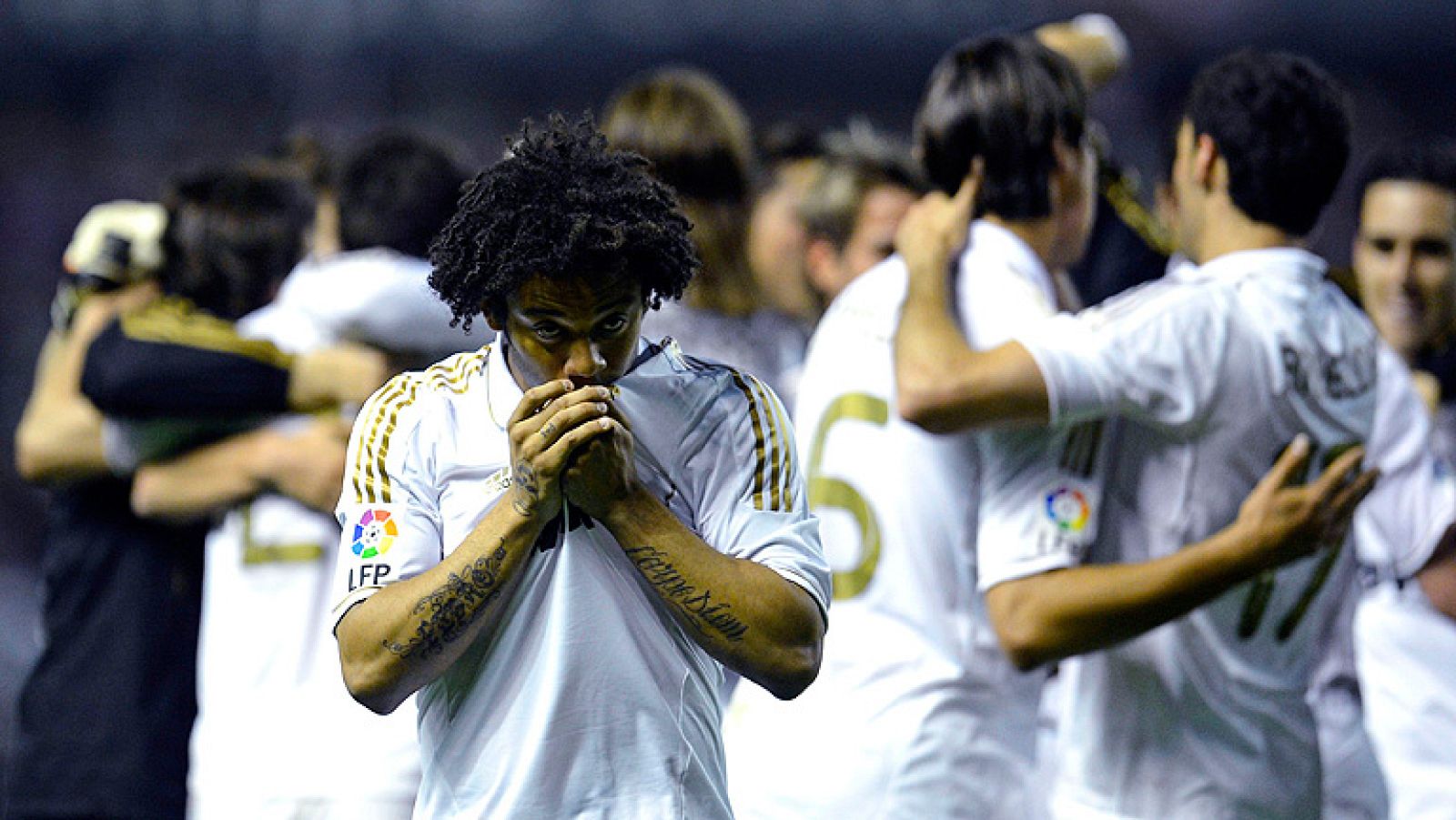 Jugadores y cuerpo técnico hubieran preferido cantar el alirón en el Santiago Bernabéu pero de no poder ser, 'La Catedral del fútbol', San Mamés, era un escenario idóneo. Las celebraciones comenzaron en el césped y continuaron hasta el aterrizaje del
