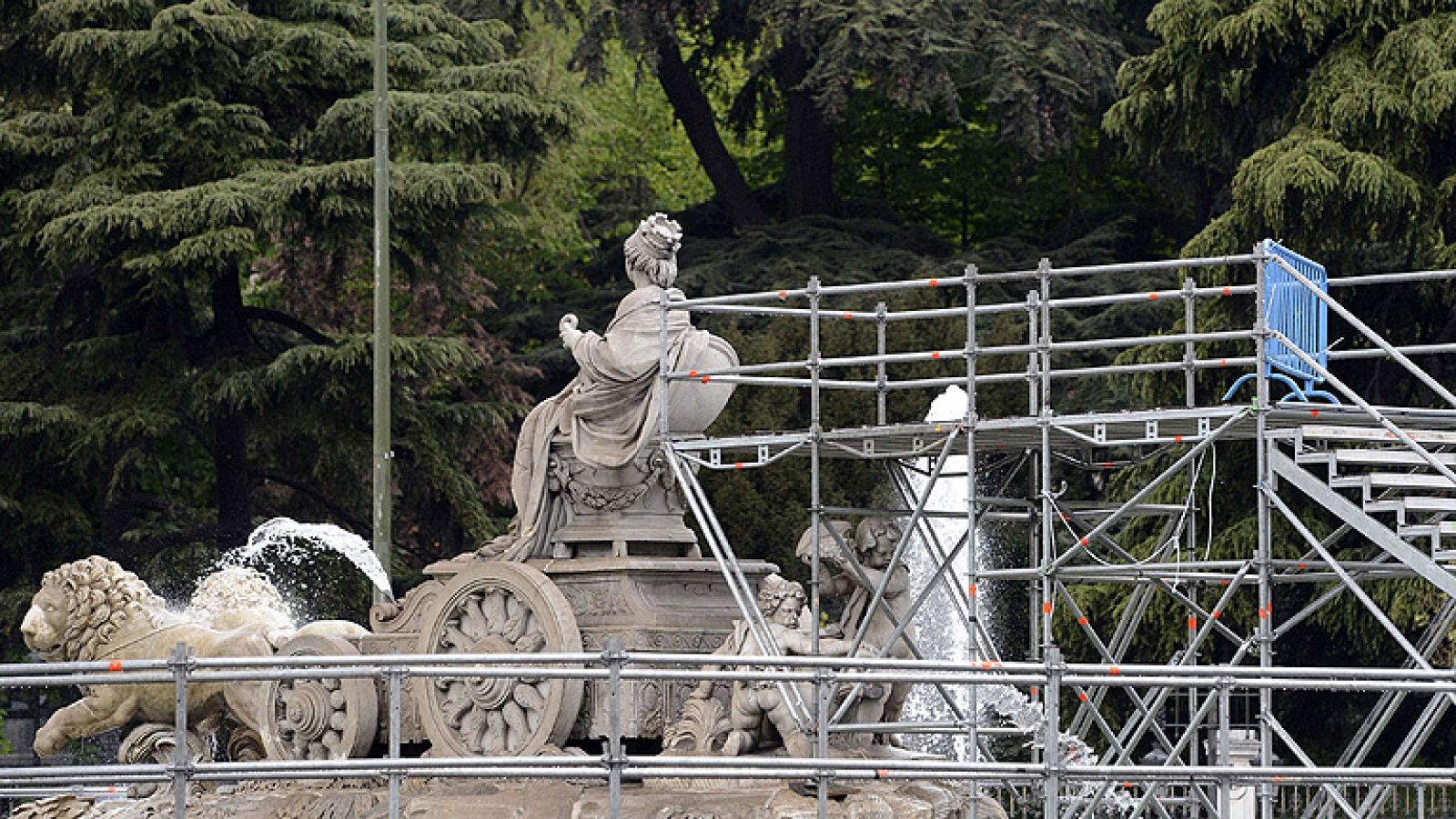 Después de cuatro años sin celebrar una Liga, la diosa Cibeles volvió a acoger a los madridistas en procesión. Los aficionados acudieron a la cántrica plaza y ahora esperan a la celebración oficial del equipo.