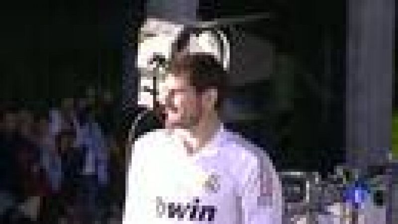 La plantilla del Real Madrid celebró hoy su trigésimo segundo título de liga junto a más de 25.000 seguidores que se apostaron entre el estadio Santiago Bernabéu y la plaza de Cibeles, donde el capitán, Iker Casillas, impuso a la estatua de la diosa 