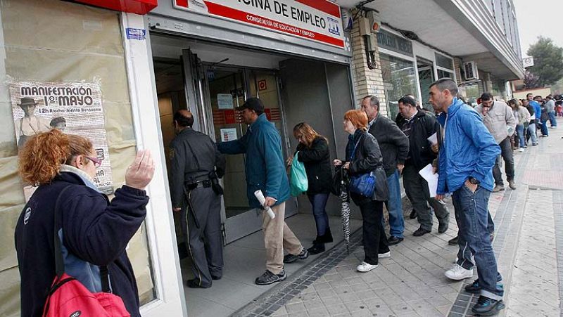 El paro registrado bajó en abril tras ocho meses consecutivos de subidas