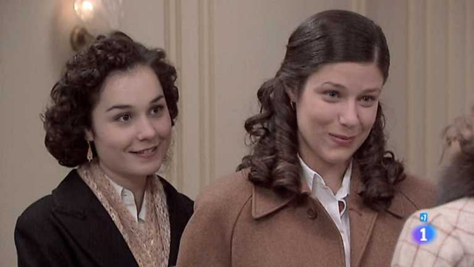 Amar en tiempos revueltos - T7 - Capítulo 168 - Cecilia conoce a Estrella y trata de interceder para que su padre permita que visite a Miguel en la cárcel - Ver ahora