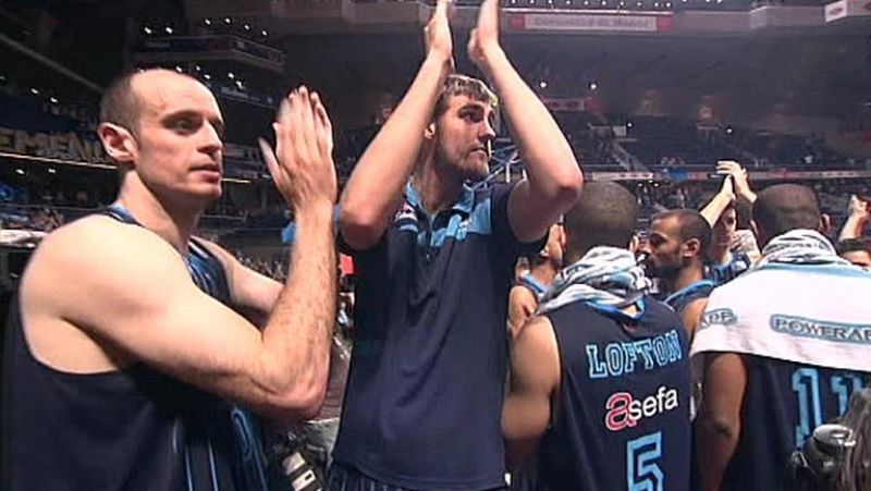 El conjunto madrileño desciende de categoría por primera vez en su historia tras la derrota frente al UCAM Murcia (80-86). Al finalizar el partido, la afición estudiantil ha pedido a los jugadores que vuelvan al campo para aplaudirles.