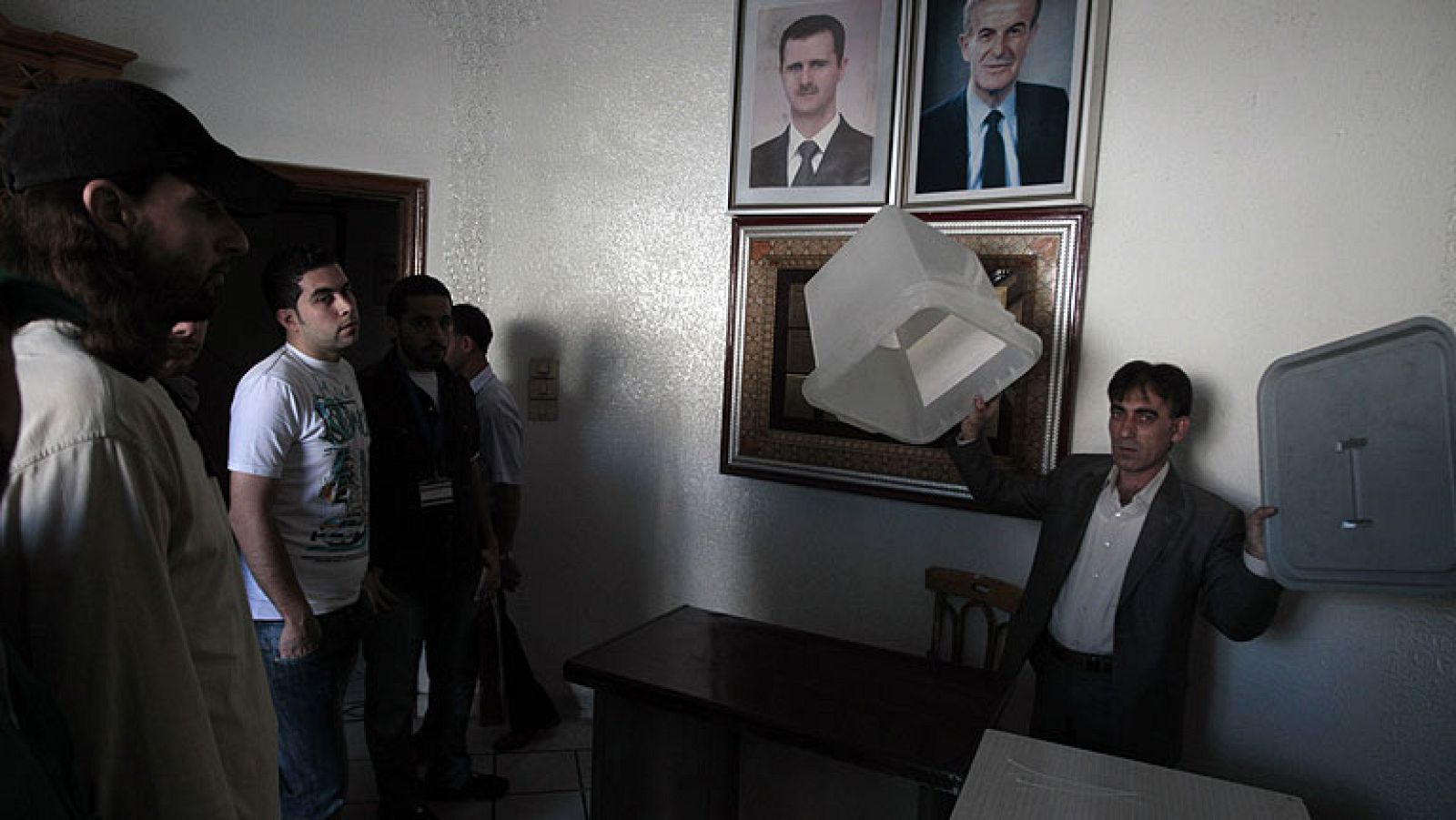 Abren los colegios electorales en Siria para elegir un nuevo Parlamento | Ver