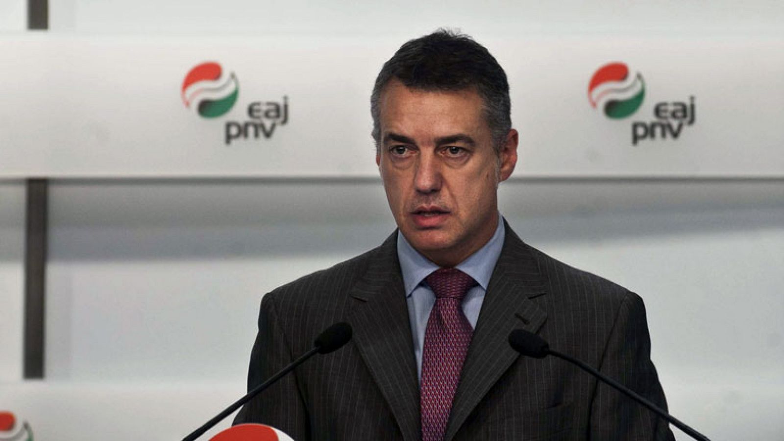 El presidente del PNV, Iñigo Urkullu, ha pedido al lehendakari, Patxi López, que se someta a una cuestión de confianza ante el Parlamento Vasco para conocer con qué apoyos cuenta en la Cámara.Urkullu ha comparecido en rueda de prensa en Bilbao tras conocer la demanda de adelanto electoral que ha hecho el PP, socio preferente del Gobierno que lidera López."Es determinante que (López) nos diga con certezas con cuántos de los 39 votos que le hicieron ser lehendakari cuenta hoy. La sociedad vasca exige claridad ante la gravedad de la crisis económica que padecemos y los retos de la normalización política que debemos afrontar", ha manifestado Urkullu.