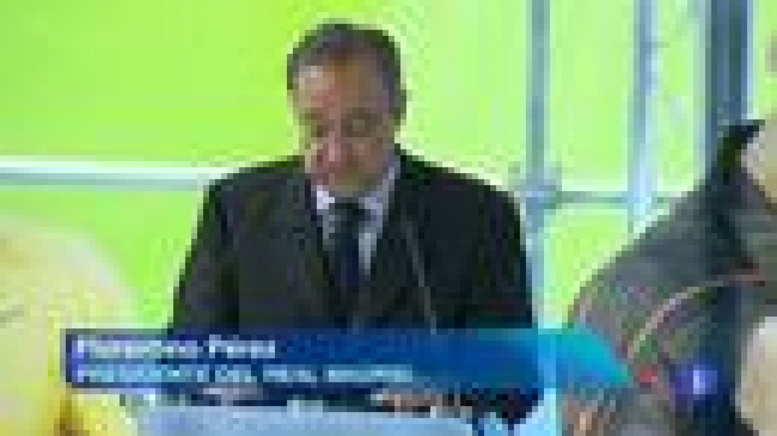 El presidente del Real Madrid, Florentino Pérez, felicitó este  lunes a su equipo por la consecución del título liguero la pasada  semana y tuvo un recuerdo deportivo para su rival, el FC Barcelona,  por el "altísimo nivel competitivo" mostrado duran