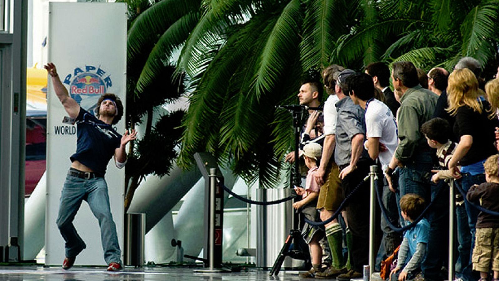 Por increíble que parezca, se ha disputado el Campeonato del Mundo de aviones de papel. Había tres categorías: mejor acrobacia, mayor tiempo en el aire (diez segundos aguantó el ganador) y a ver quién llegaba mas lejos (50 metros recorrió el campeón)