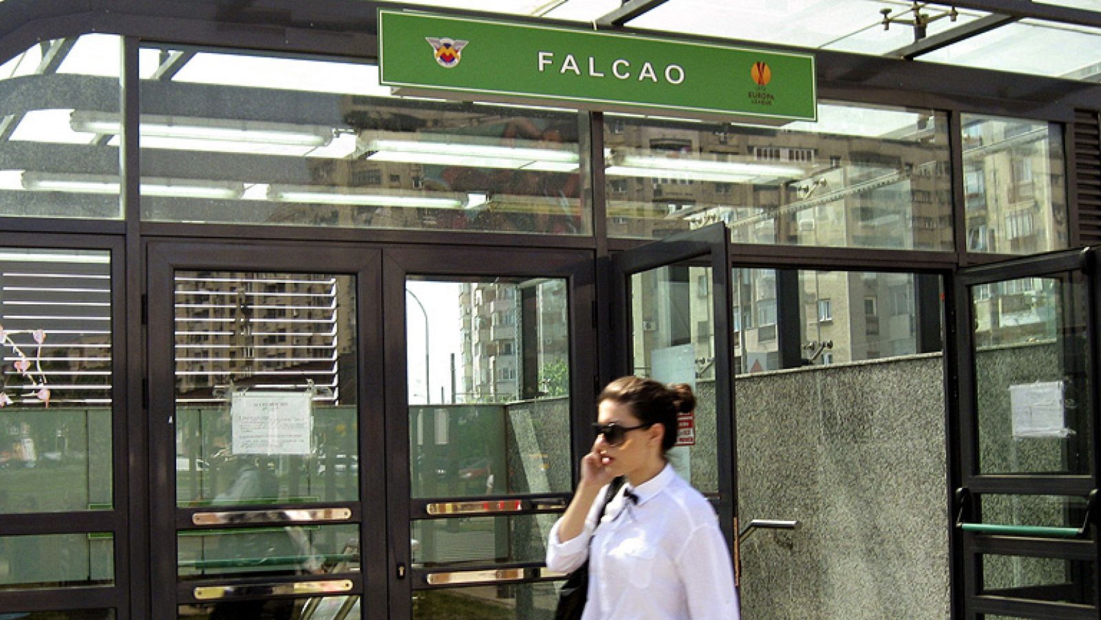 Las primeras camisetas rojiblancas del Athletic y el Atlético pueden verse en el centro de Bucarest, mientras la ciudad se prepara para la primera final europea de su historia. Los pioneros de ambos equipos pasean por las calles del centro disfrutand