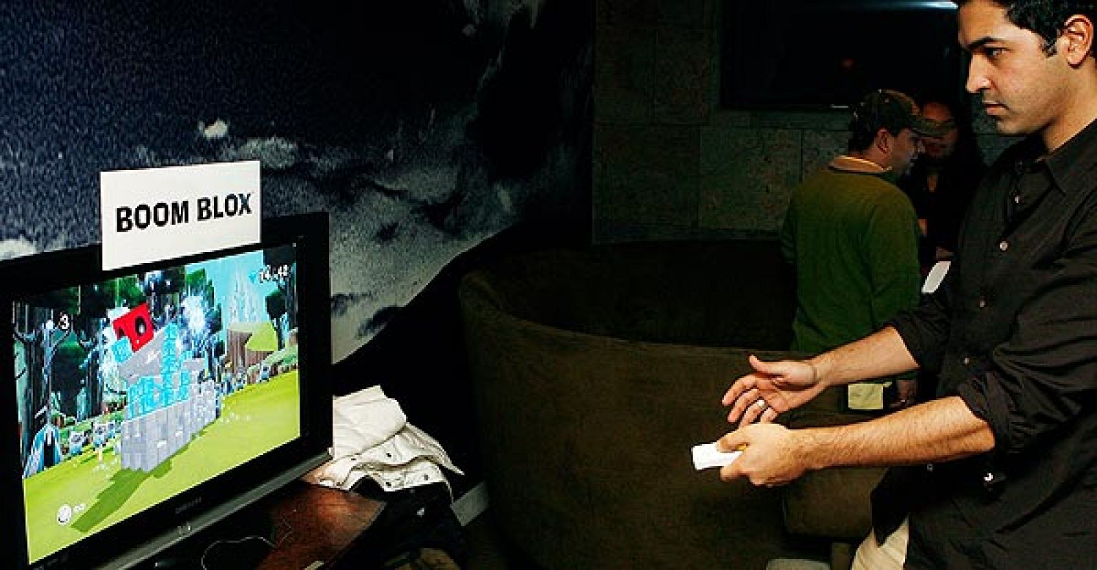 La guerra de las consolas de videojuegos sigue abierta y cada una lucha por conseguir la exclusividad. Play Station y Xbox lanzan dos títulos muy esperados, mientras que los que tienen la Wii pueden disfrutar con el primer videojuego creado por Steven Spielberg.  