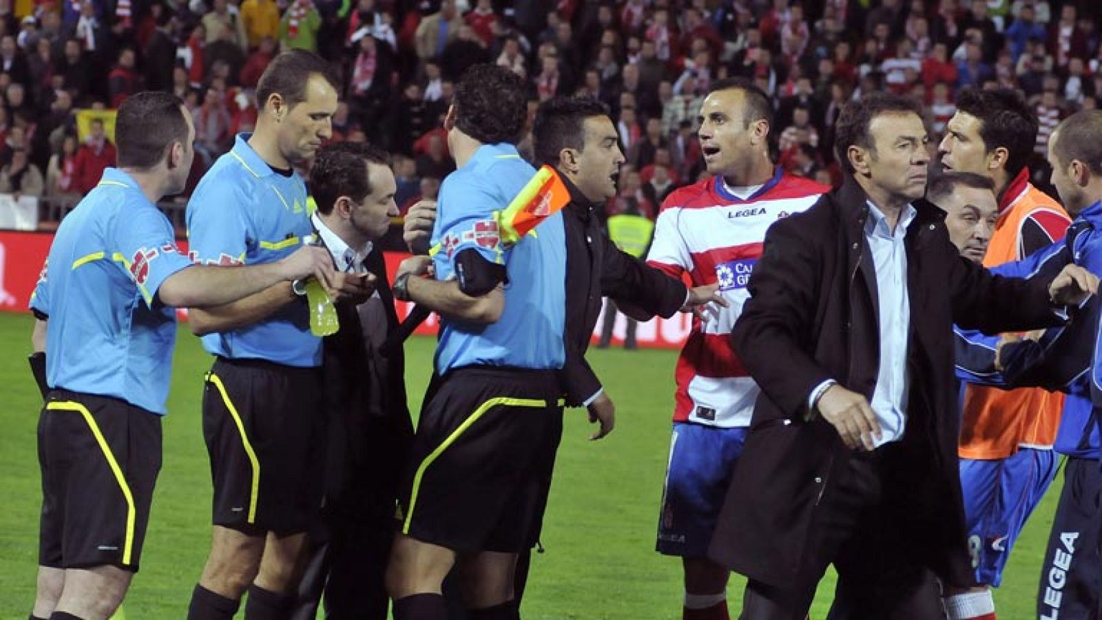 Benítez, arrepentido del botellazo 