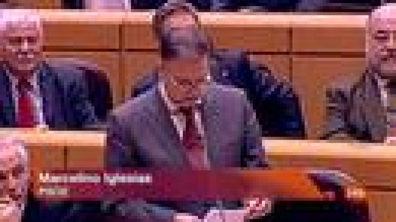 Informativo 24h: El PSOE acusa al Rajoy de gastar en un banco los recortes y Rajoy dice que ellos "inyectaron dinero público" | RTVE Play