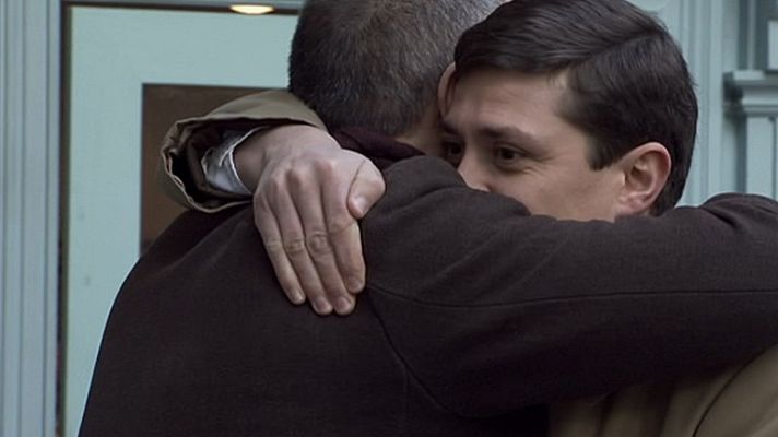 Amar en tiempos revueltos - Gerardo se despide del barrio