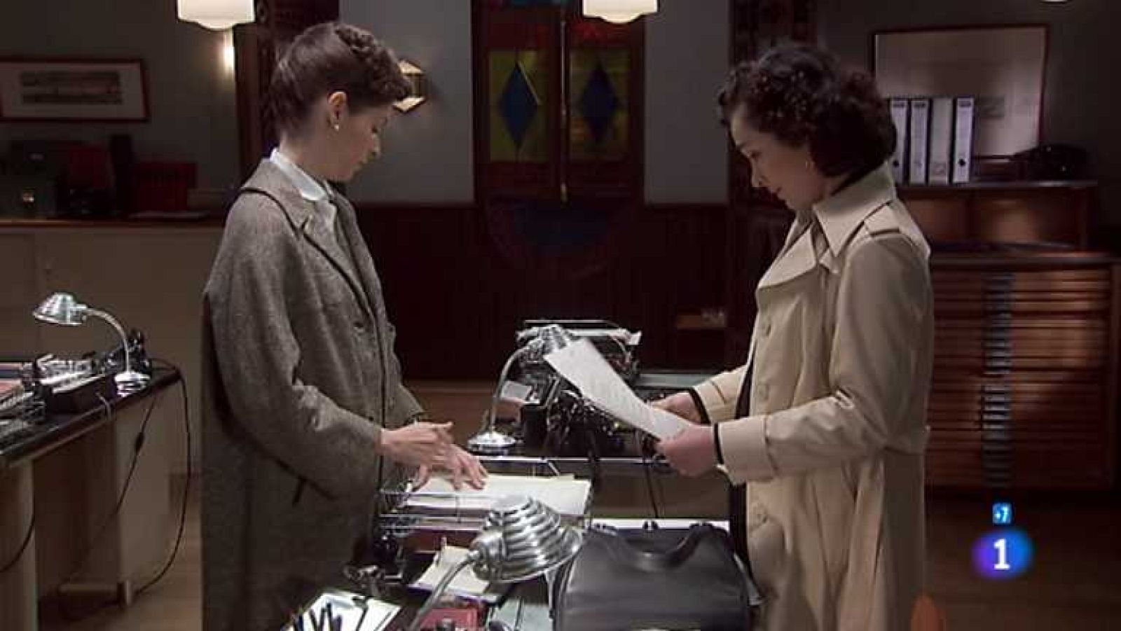 Amar en tiempos revueltos - T7 - Capítulo 171 - Eugenio regresa a casa y notifica que Miguel ha sido herido de bala en la prisión - ver ahora