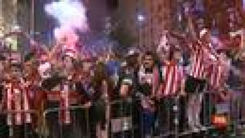 La estatua de Neptuno se convirtió una vez más en el lugar de peregrinación de los aficionados del Atlético de Madrid, que se desplazaron hasta allí para celebrar el título de Liga Europa.