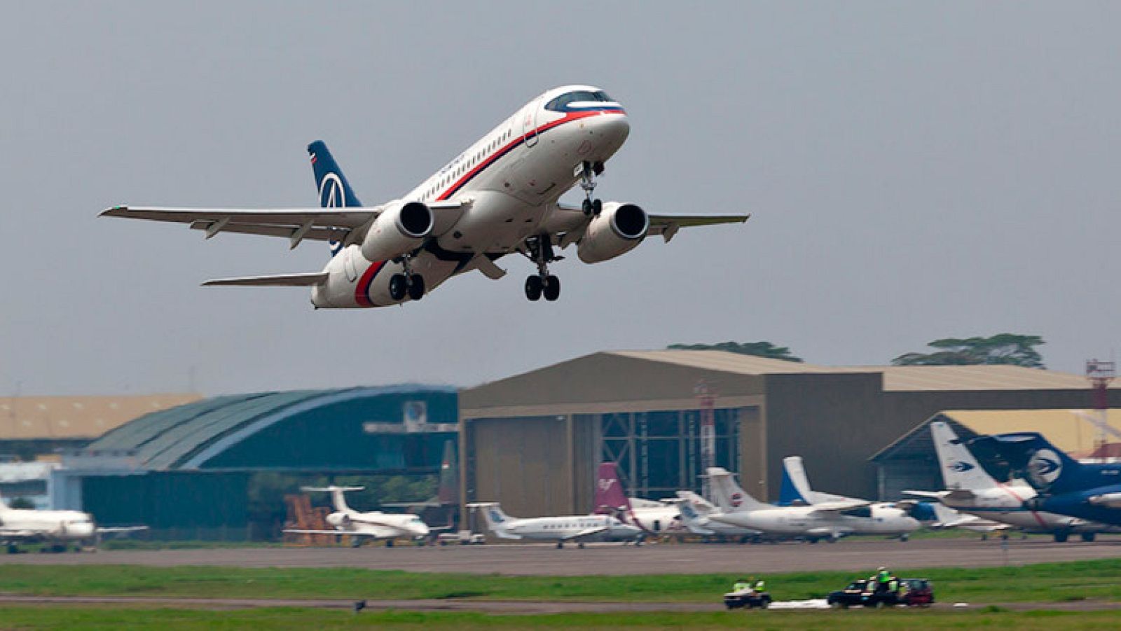 Encuentran restos del avión desaparecido en Indonesia con 46 personas a bordo