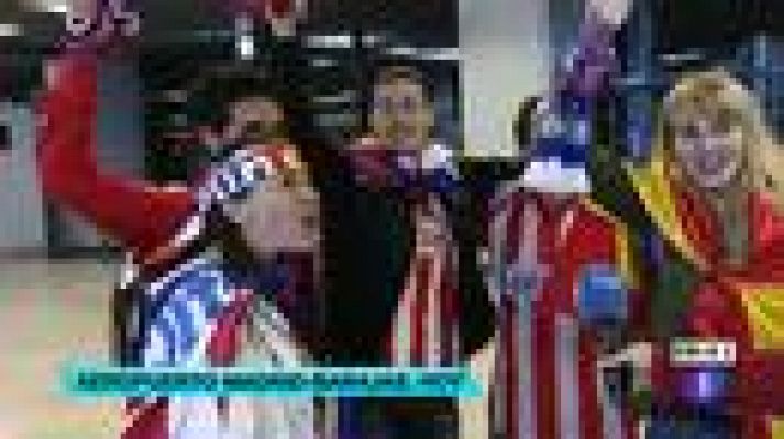 Telediario 1 - Alegría desbordada de colchoneros a su llegada a Barajas