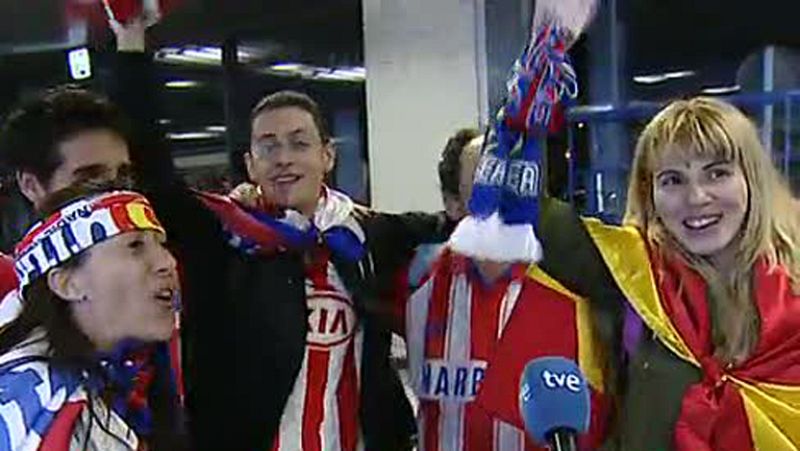 Centenares de aficionados del Atlético de Madrid han llegado esta madrugada a Barajas con caras de cansancio tras una noche celebrando el título de la Europa League conquistado en Bucarest ante el Athletic de Bilbao.