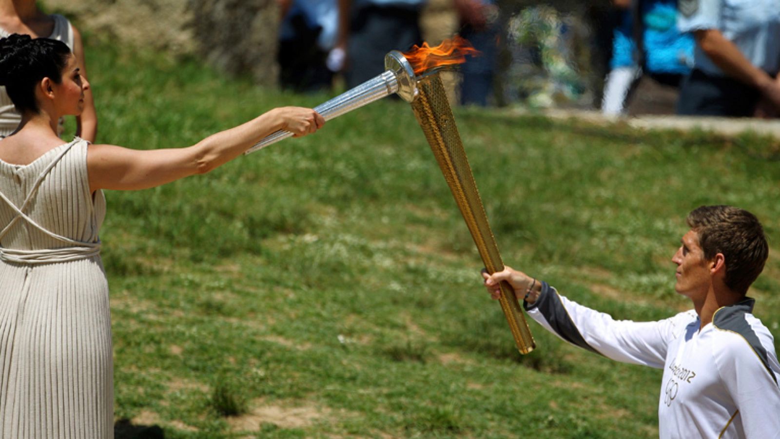 La actriz Ino Menegaki, en el papel de la Suma Saterdocisa, ha encendido la llama olímpica cuyo primer portador ha sido el nadador Spyros Gianniotis.